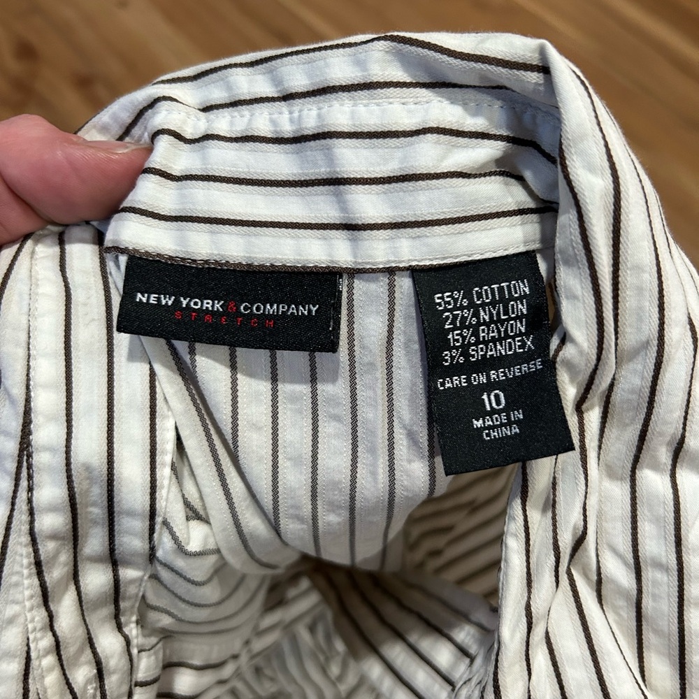 New York & Co. Classic White Striped Ruched Button Down Shirt Size 10 - Picture 2 of 2